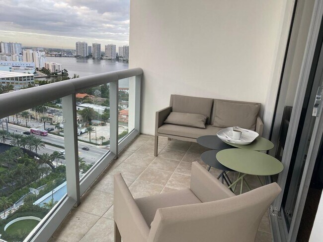 Foto del edificio - 18683 Collins Ave