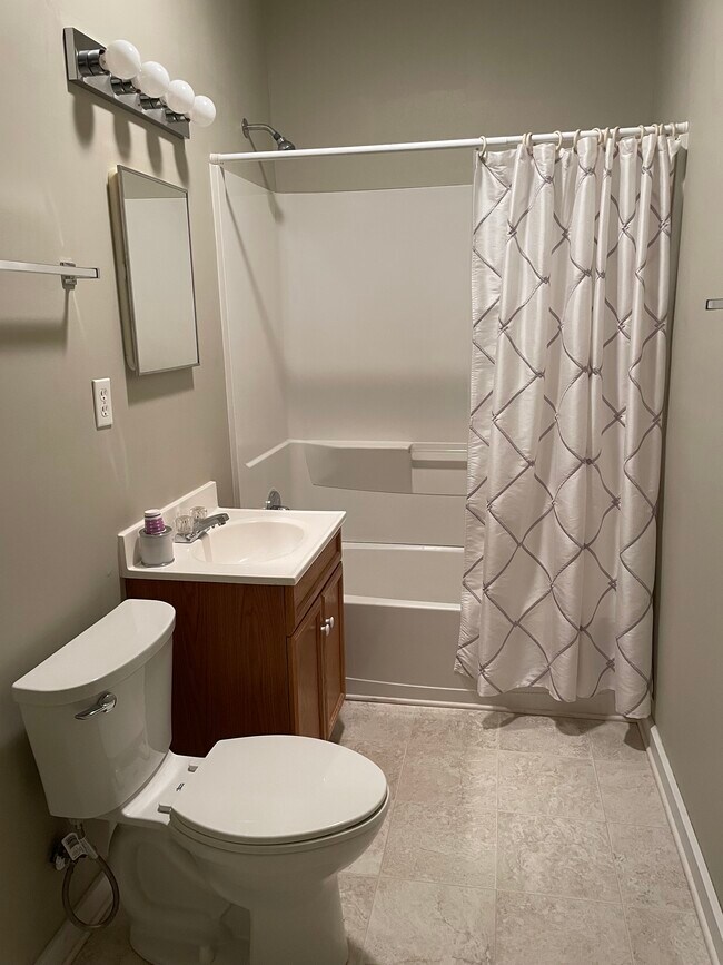 bathroom - 1308 S Glenwood Ave