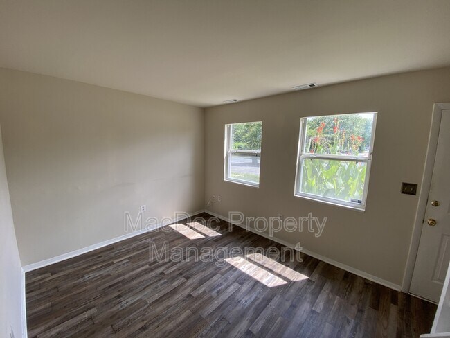 Foto del edificio - 729 Bellows Ave