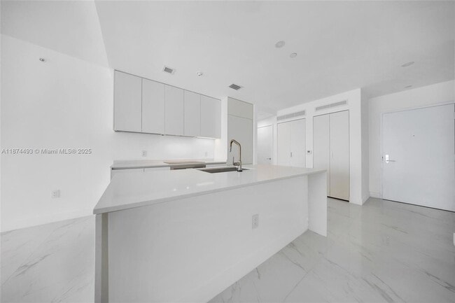 Foto del edificio - 700 NE 24th St