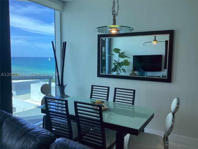 Foto del edificio - 6515 Collins Ave