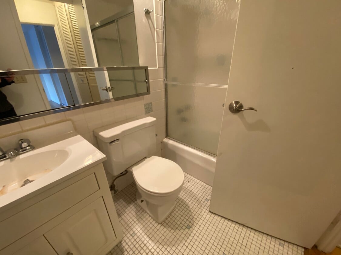 Building Photo - 516 W Melrose St