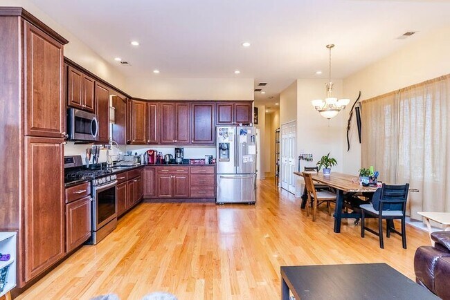 Building Photo - 1637 W 38th Pl