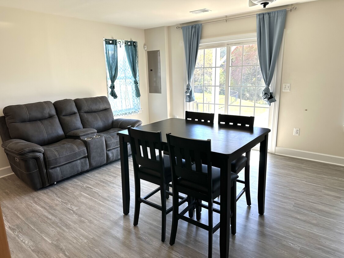 Foto principal - 8773 Elsing Green Dr