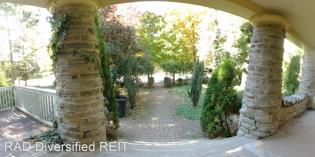 Building Photo - 7 br, 4.5 bath House - 124 Pelham Rd