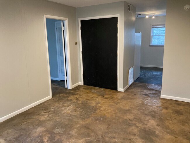 Building Photo - 441 N Limestone