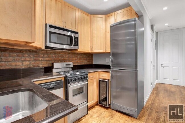 Building Photo - East 10th Street