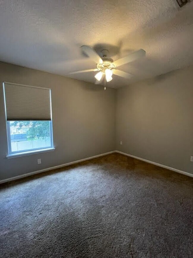 Foto del edificio - Spacious Home in Orange Park!