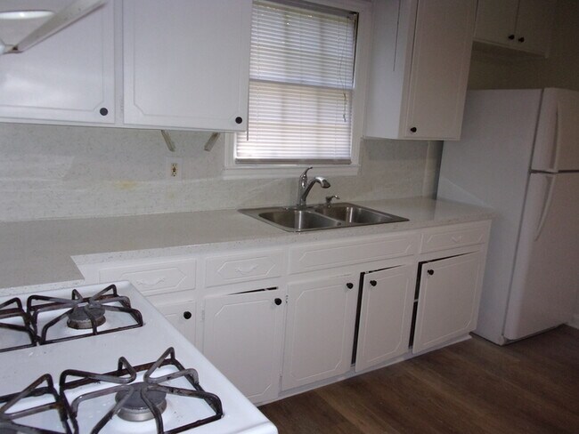 Building Photo - 2 Bedroom 1 Bath Home off Ebenezer Road
