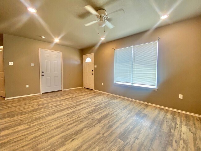 Foto del edificio - 3 bed and 2 bath available near Estacado H...