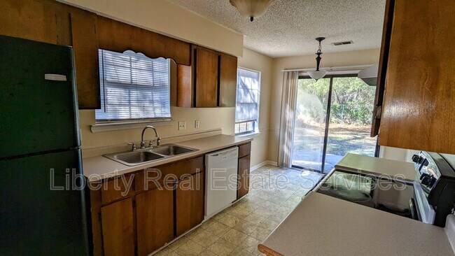 Building Photo - 842 Ridgewood Way