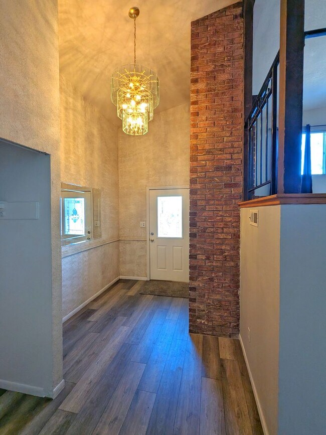 Building Photo - 5 Bedroom Three Bath, Great Location