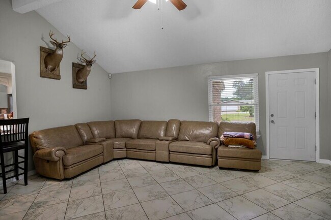Foto del edificio - Featuring 3 spacious bedrooms and 2 full bathrooms, this residence blends comfort, style, and con...