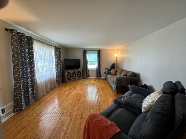 Building Photo - Single Family Home - Henrietta - Like New