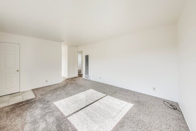 Building Photo - Spacious 2 Bed 1 Bath in San Leandro!