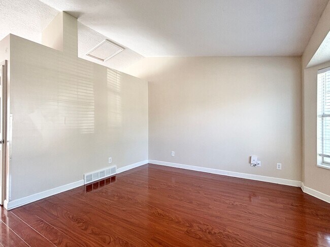 Building Photo - Awesome Salt Lake Home Near Airport!