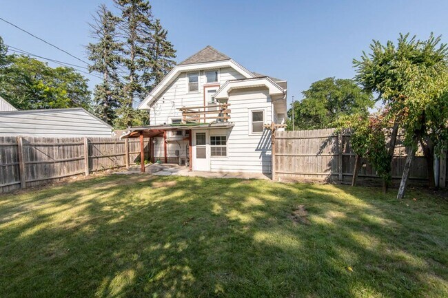 Building Photo - 4 Bedroom Single Family