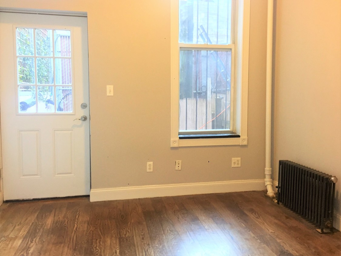 Primary Photo - 272 W 10th St