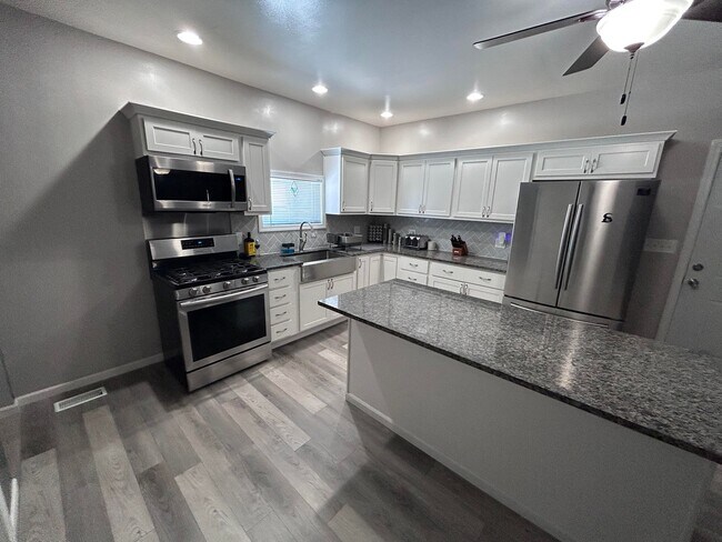 Building Photo - 2757 Dekalb St