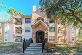 Building Photo - 8051 Bay Branch Dr