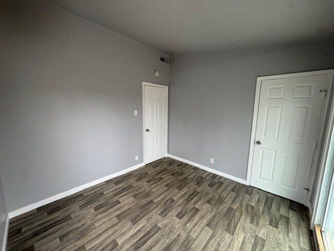 Foto del edificio - Three Bedroom, One Bath for Rent