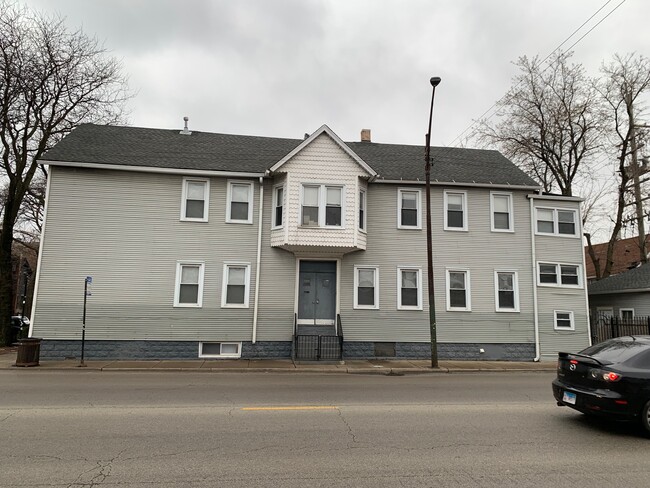 outside - 2305 W Fullerton Ave