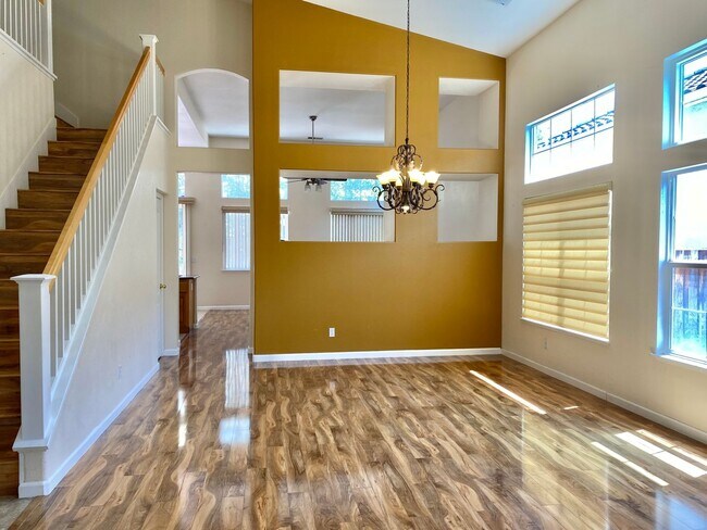 Building Photo - Gorgeous 4 bed 4 Bath home with enclosed L...