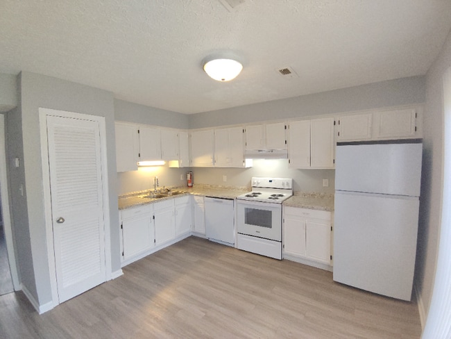 Building Photo - 15 Ferguson Dr