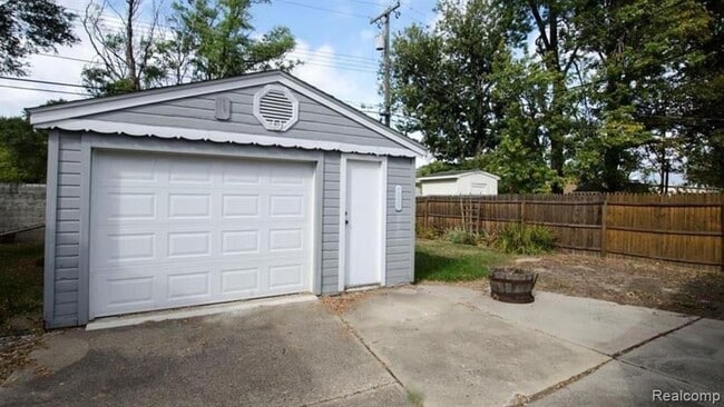 Building Photo - 27791 Groveland St