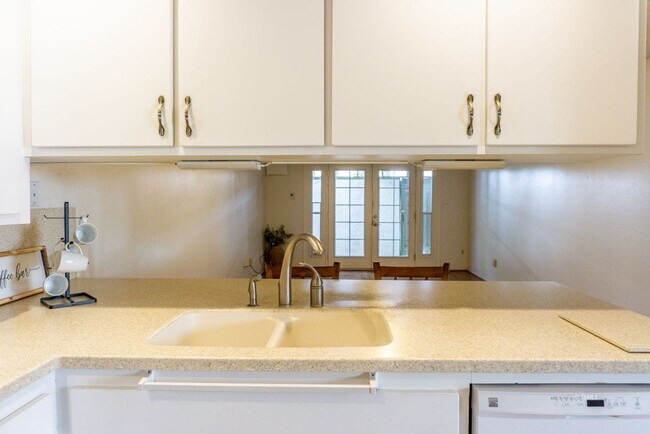 Foto del edificio - AVAILABLE IN FEBRUARY!!