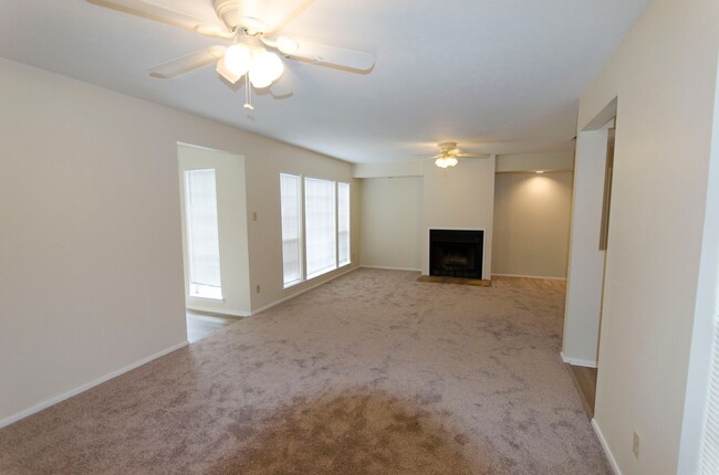 Building Photo - 6 MONTH LEASE! Spacious 3 bedroom 2 bath t...