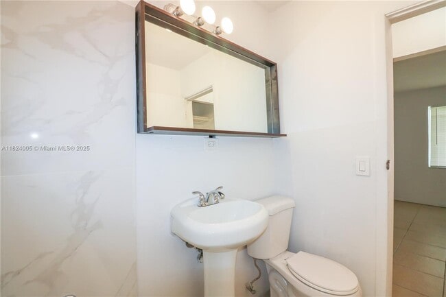 Foto del edificio - 716 NE 8th St