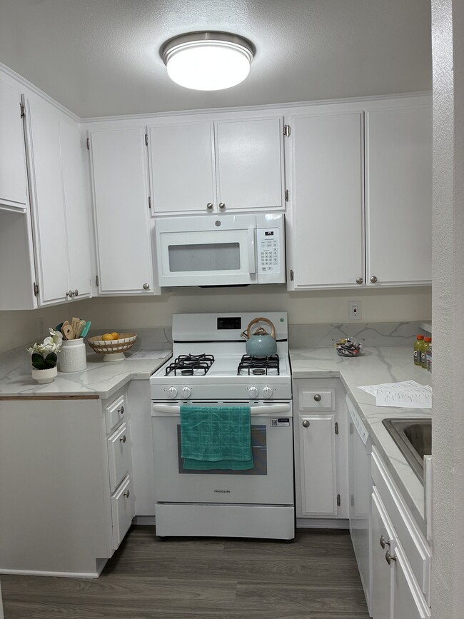 kitchen - 825 S. Hobart Blvd.