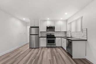 Building Photo - 925 W 30th St