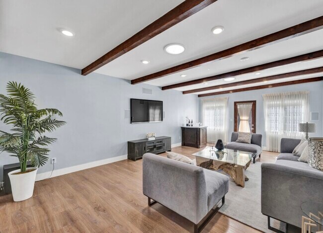 Foto del edificio - 6241 Canby Ave