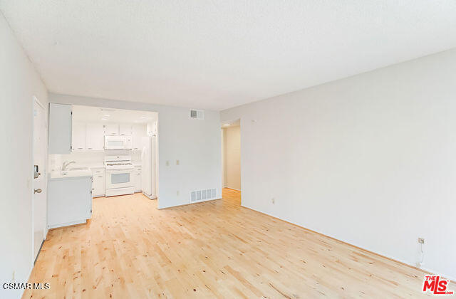 Foto del edificio - 1348 E Hillcrest Dr
