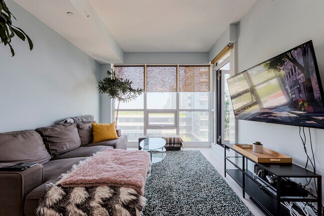 Photo du bâtiment - 2212-2212 Lake Shore Blvd W