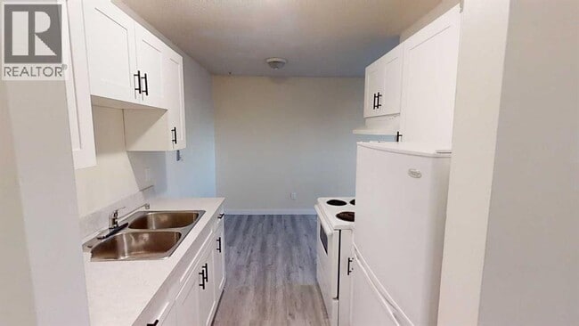 Building Photo - 9515-9100 100 Ave.