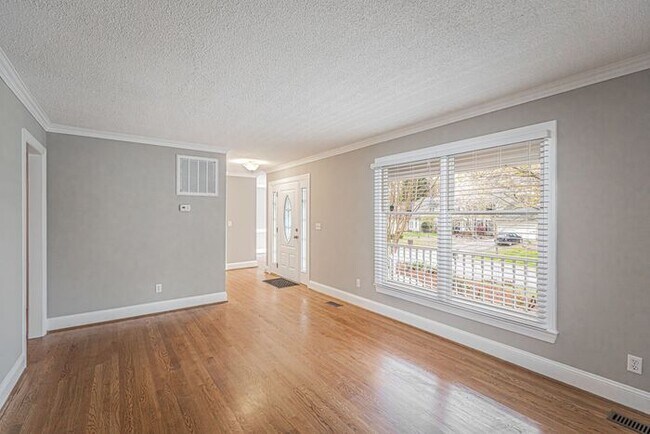 Foto del edificio - NW Large Updated Home! LR, DR, Den, FP, Ha...