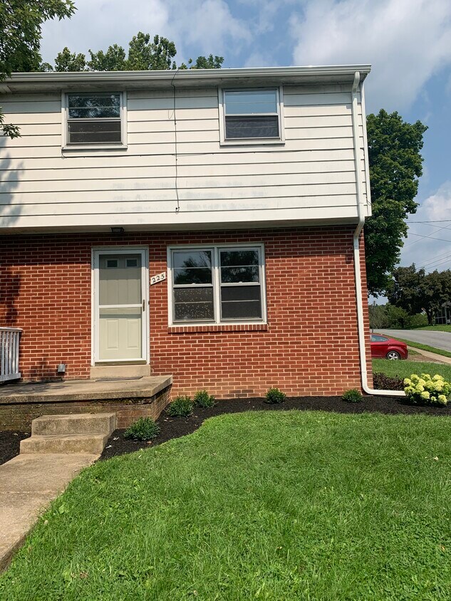 225 E Cottage Ave, Millersville, PA 17551 Townhome Rentals in