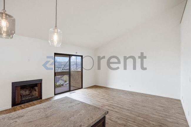 Building Photo - Unit