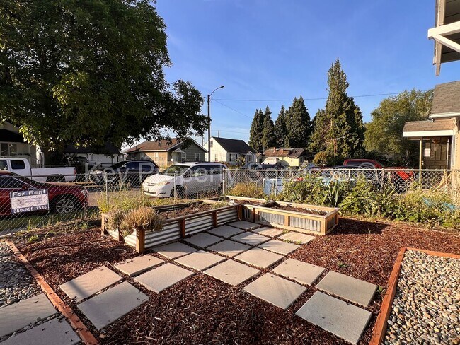 Foto del edificio - Renovated Longview Cottage with Huge Yard!