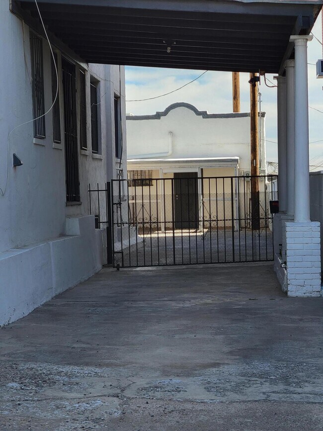 Building Photo - 1512 N Stanton St