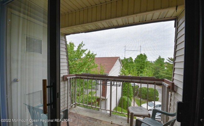 Building Photo - 611 Hidden Village Dr