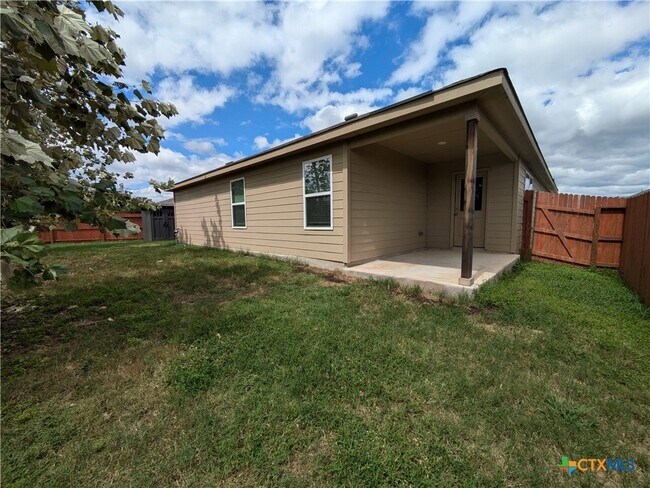 Building Photo - 253 Savage St