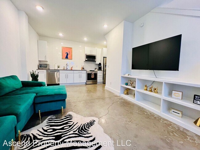 Building Photo - 1 br, 1 bath House - 504 E Main St  Unit 102