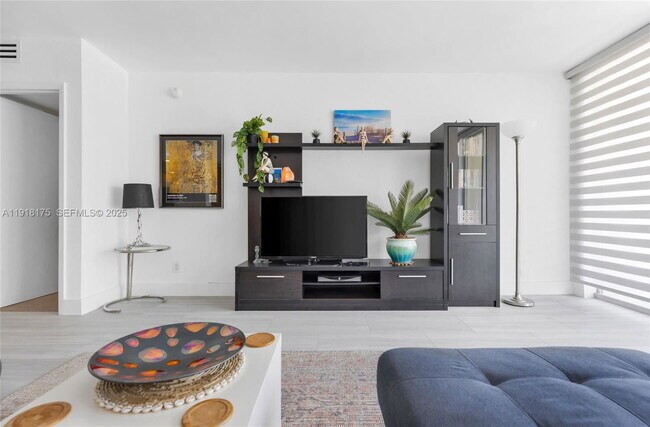 Foto del edificio - 5600 Collins Ave