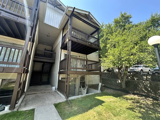Building Photo - 2 bed 1 bath 2nd floor condo for rent. No ...