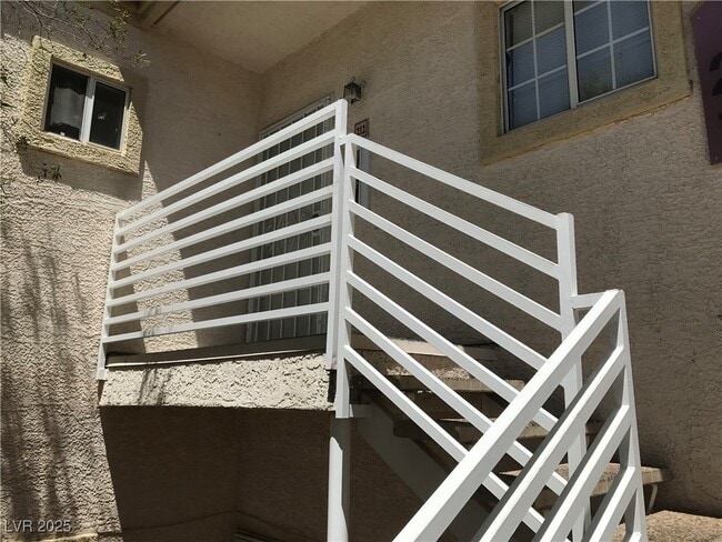 Building Photo - 1900 N Torrey Pines Dr
