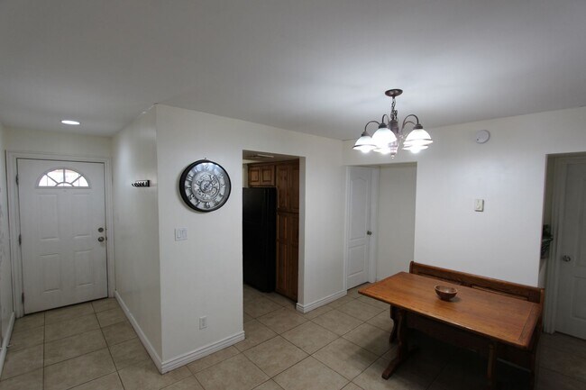 Foto del edificio - Furnished 2-Bedroom 2-Bathroom Condo at University Heights